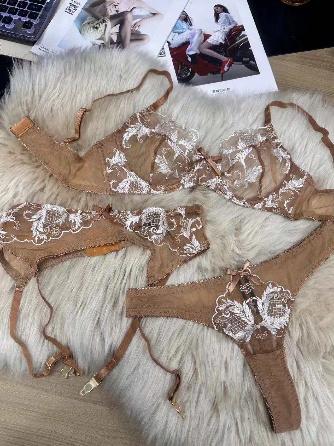 ゴールド刺繍シースルーレースブラガーターショーツ3セット