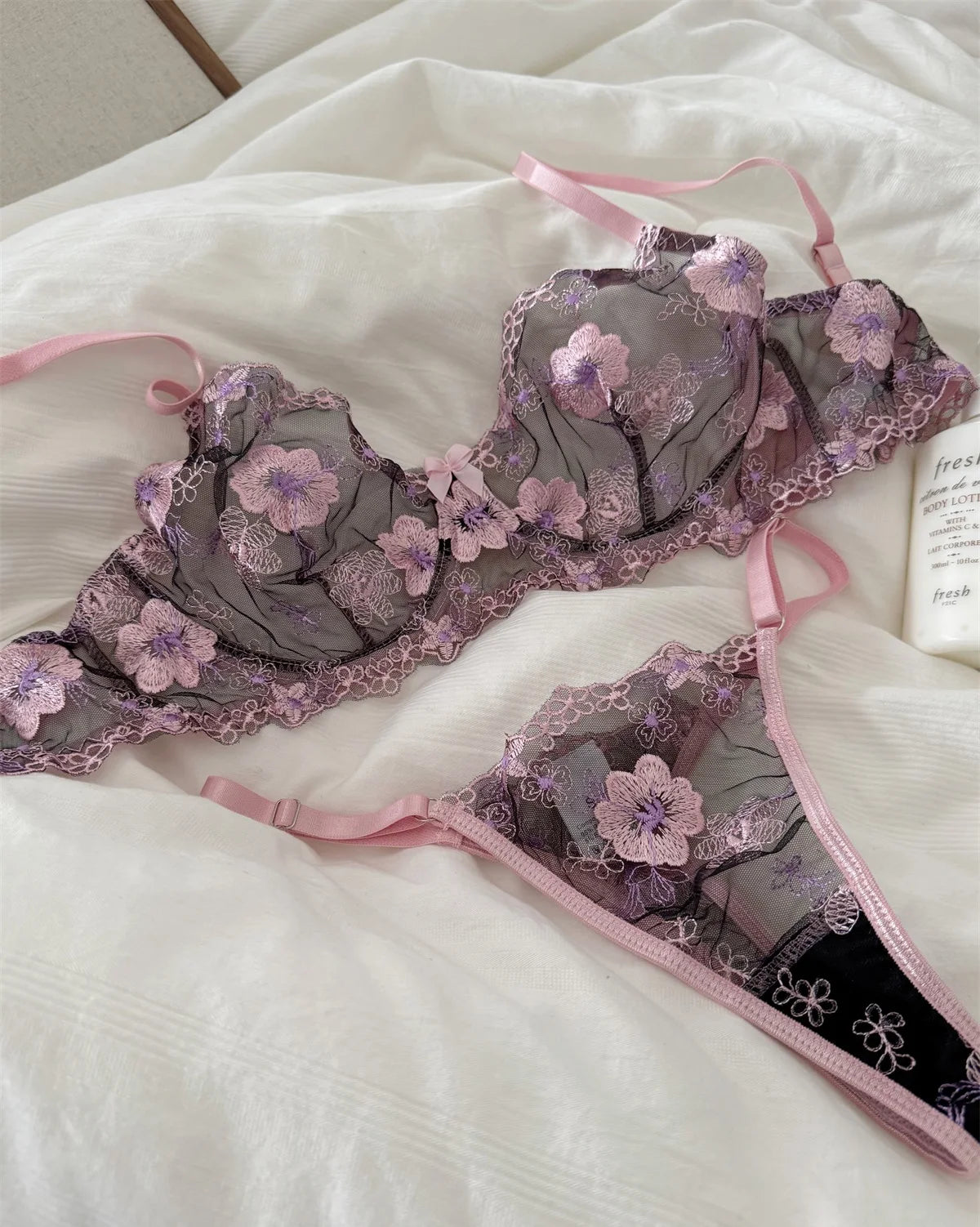 ピンクフローラル刺繍ブラックレースブラショーツセット