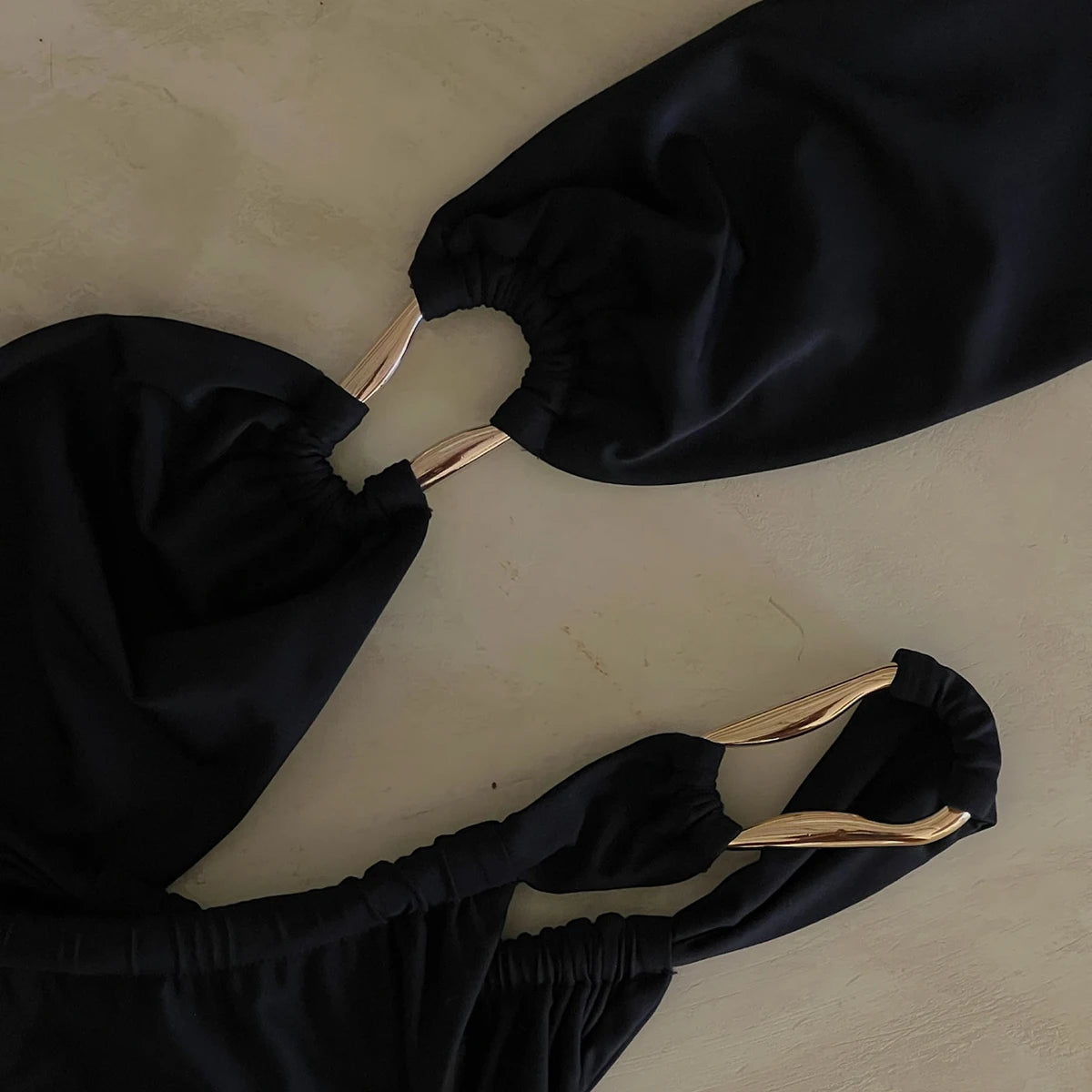 ブラックストラップレスブラジリアンビキニスイムウエア