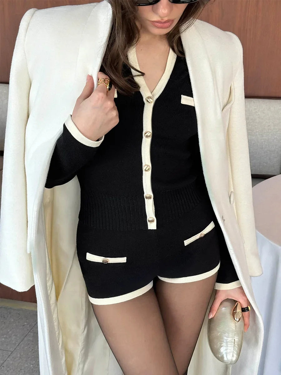コントラストスリム ニットセットアップ（Vネックカーディガン＆ショートパンツ）