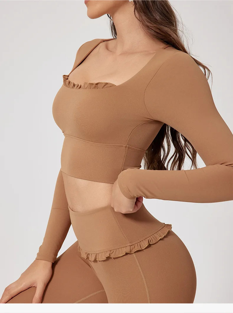 DEROSSI フリルトリム長袖ヨガセットアップ デザートブラウン 商品写真 2