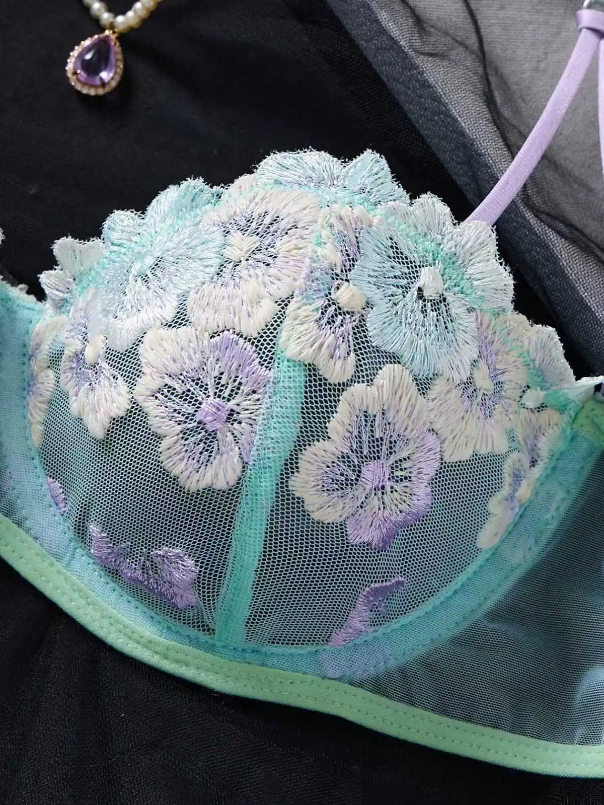 DEROSSI ミントフラワー刺繍 ブラ＆Tバックセット グリーン 商品写真4