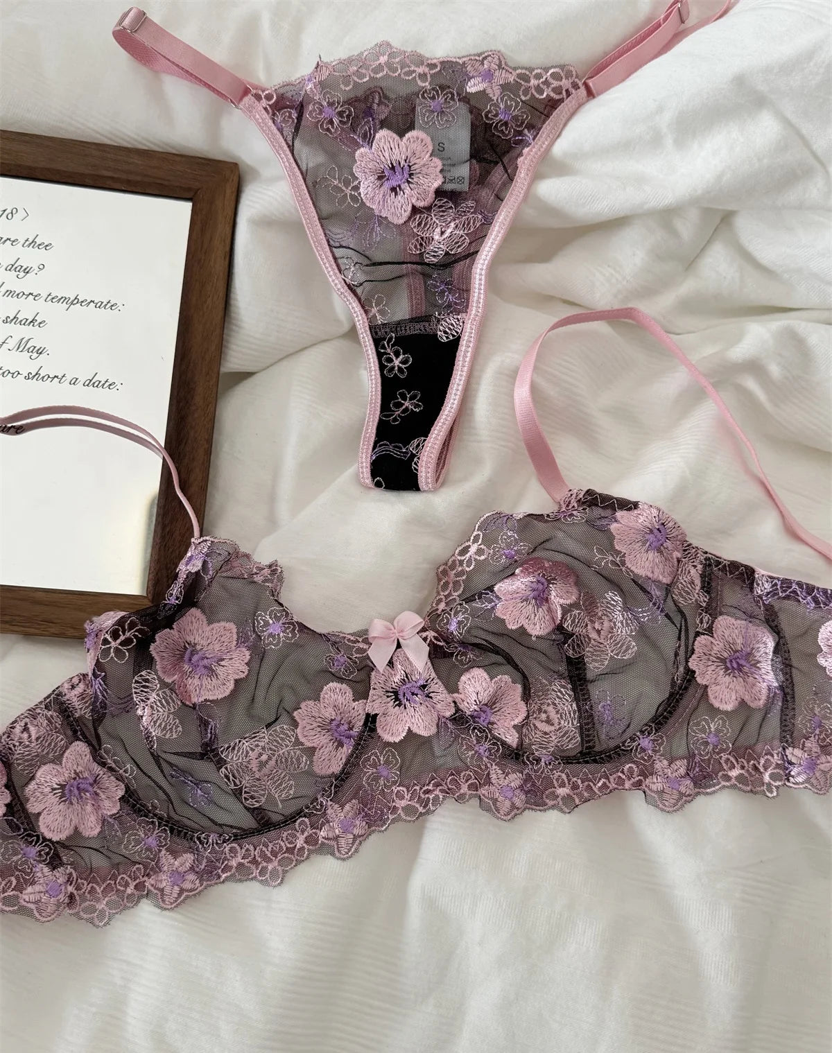 ピンクフローラル刺繍ブラックレースブラショーツセット