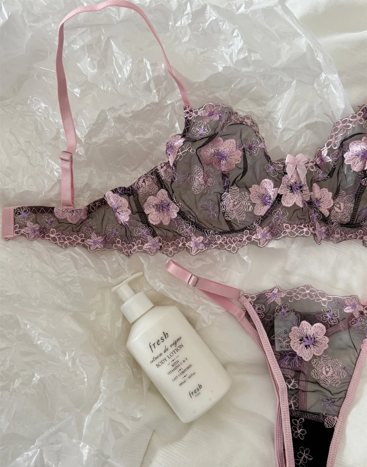 ピンクフローラル刺繍ブラックレースブラショーツセット