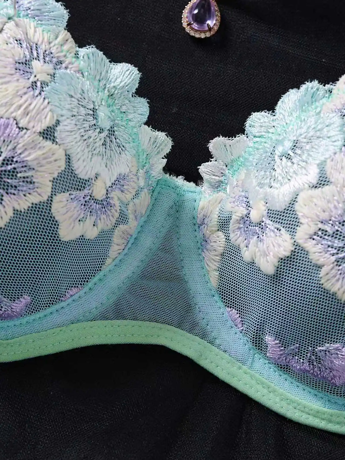 DEROSSI ミントフラワー刺繍 ブラ＆Tバックセット グリーン 商品写真3