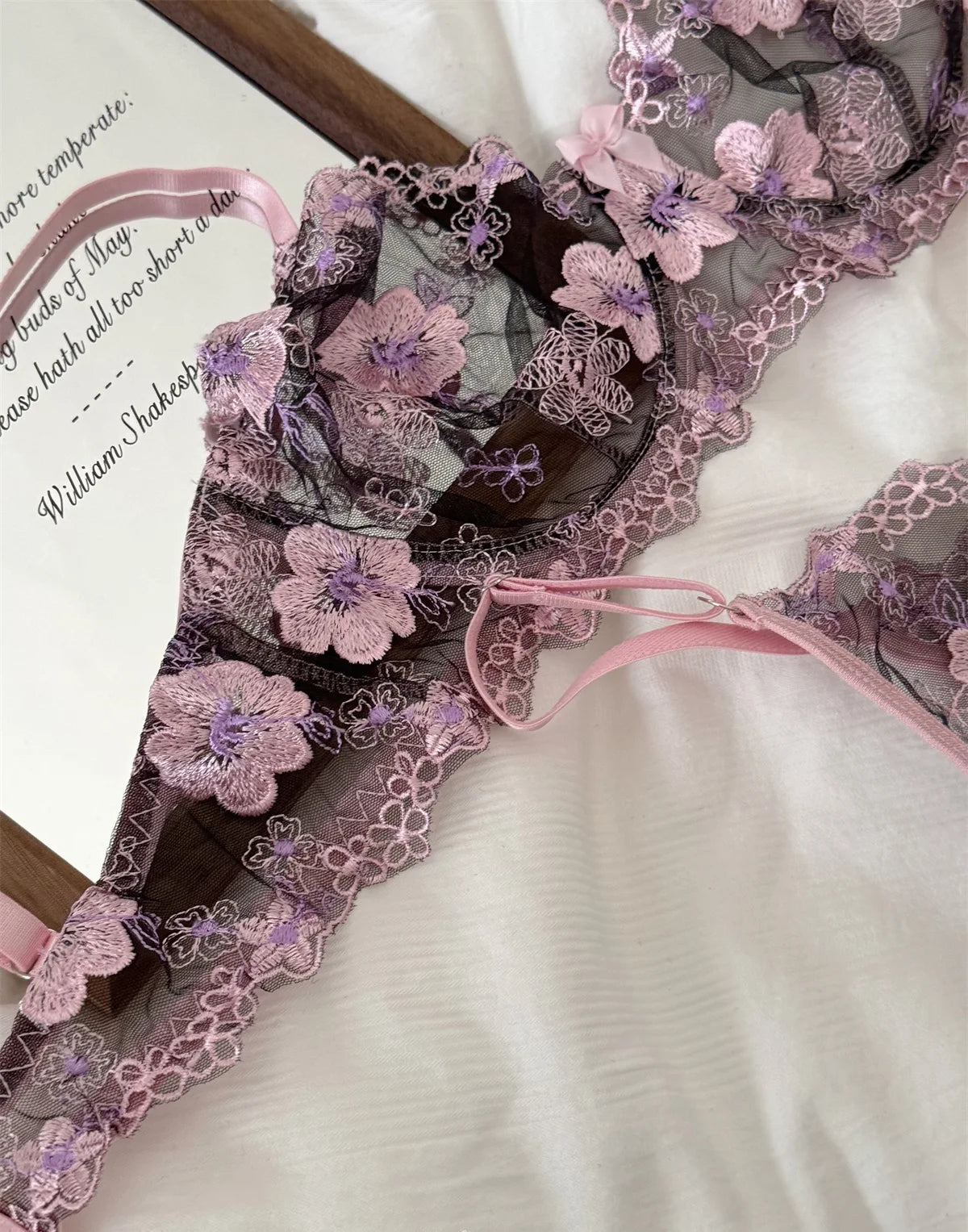 ピンクフローラル刺繍ブラックレースブラショーツセット